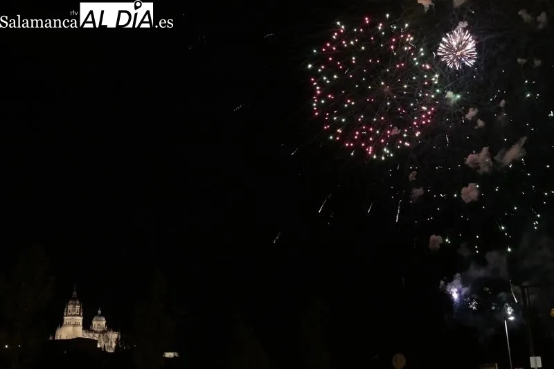 Foto 6 - Los fuegos artificiales iluminan la noche salmantina 