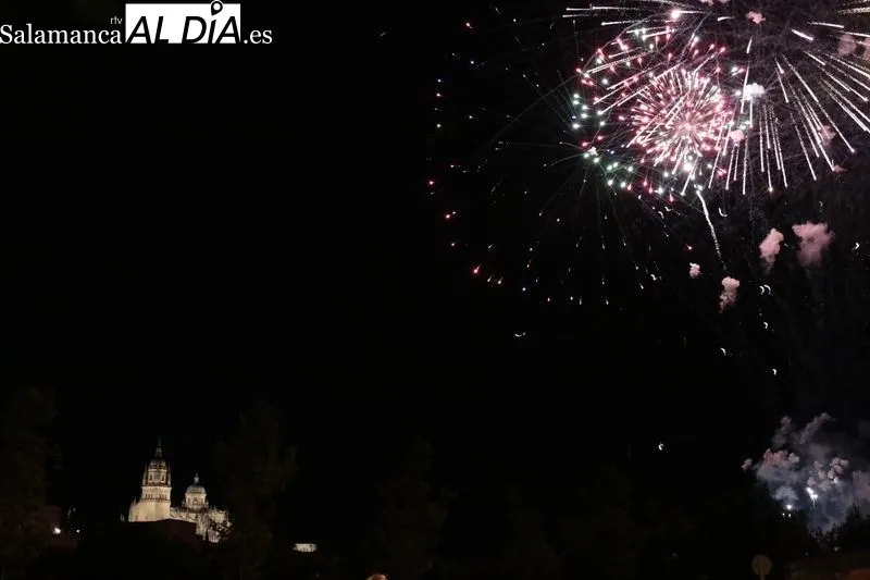 Foto 5 - Los fuegos artificiales iluminan la noche salmantina 