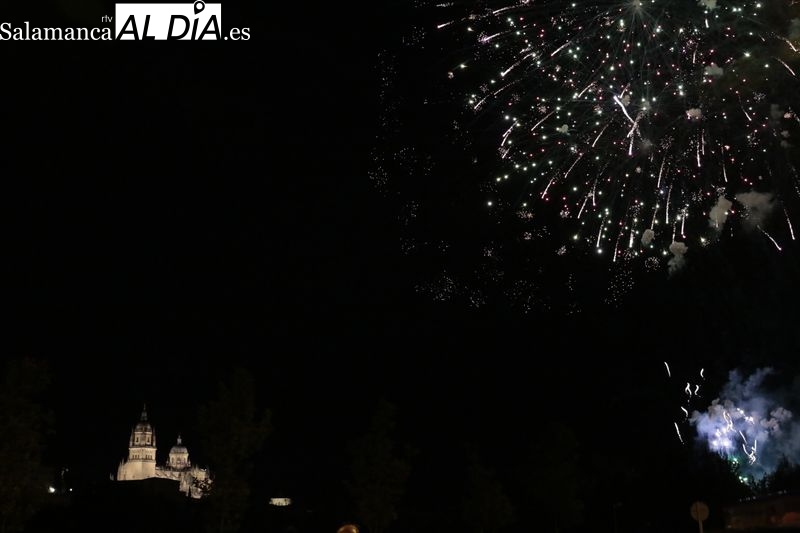 Foto 4 - Los fuegos artificiales iluminan la noche salmantina 