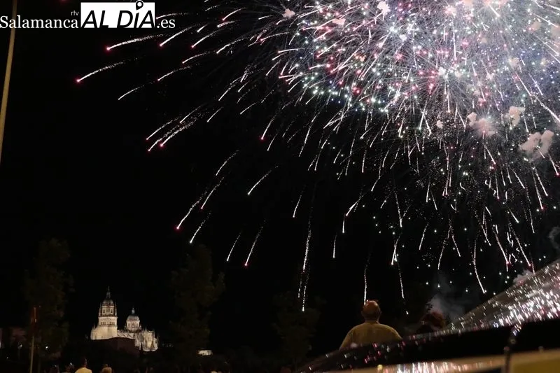 Foto 2 - Los fuegos artificiales iluminan la noche salmantina 