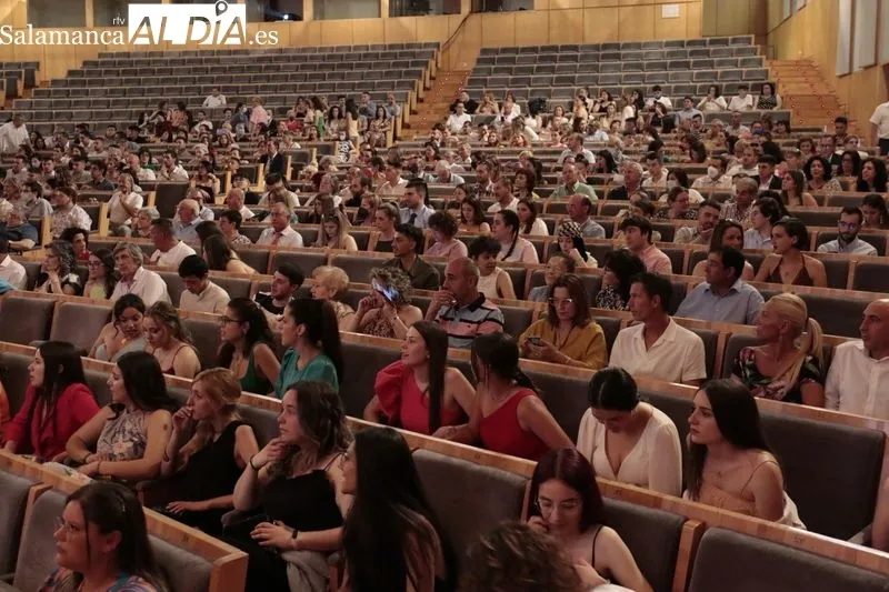 Imágenes del acto de graduación de los alumnos de Educación de la USAL