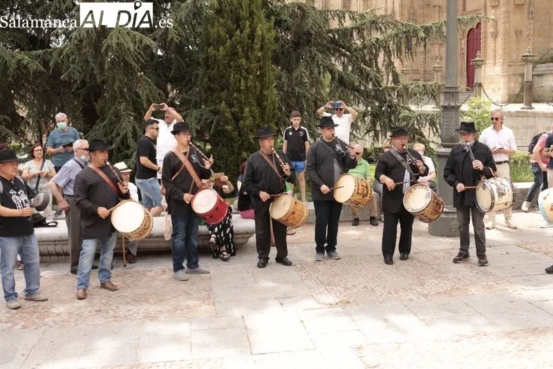 Concentración en la plaza de Anaya de los tamborileros participantes en el pasacalles de folclore charro por los barrios de salamanca