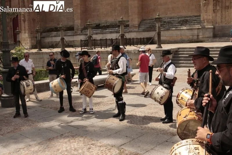 Concentración en la plaza de Anaya de los tamborileros participantes en el pasacalles de folclore charro por los barrios de salamanca
