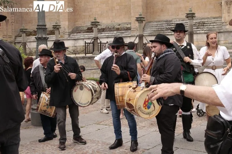 Concentración en la plaza de Anaya de los tamborileros participantes en el pasacalles de folclore charro por los barrios de salamanca