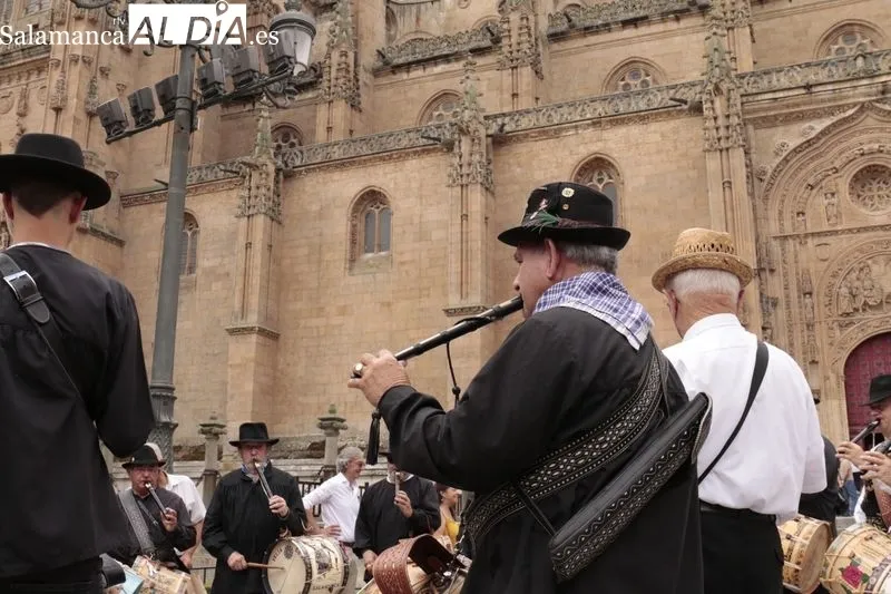 Concentración en la plaza de Anaya de los tamborileros participantes en el pasacalles de folclore charro por los barrios de salamanca