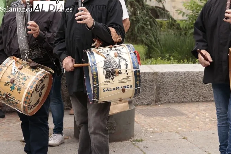 Concentración en la plaza de Anaya de los tamborileros participantes en el pasacalles de folclore charro por los barrios de salamanca