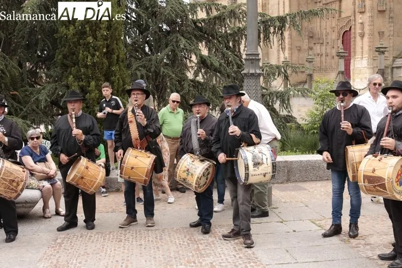 Concentración en la plaza de Anaya de los tamborileros participantes en el pasacalles de folclore charro por los barrios de salamanca