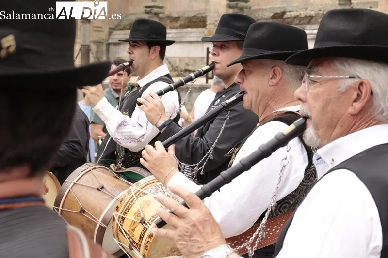 Concentración en la plaza de Anaya de los tamborileros participantes en el pasacalles de folclore charro por los barrios de salamanca