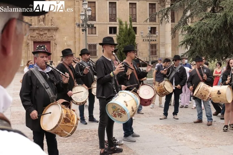 Concentración en la plaza de Anaya de los tamborileros participantes en el pasacalles de folclore charro por los barrios de salamanca