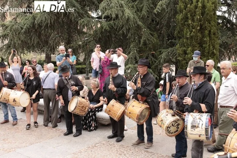 Concentración en la plaza de Anaya de los tamborileros participantes en el pasacalles de folclore charro por los barrios de salamanca