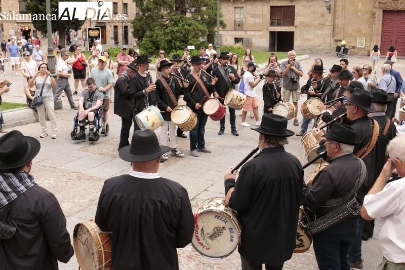 Concentración en la plaza de Anaya de los tamborileros participantes en el pasacalles de folclore charro por los barrios de salamanca