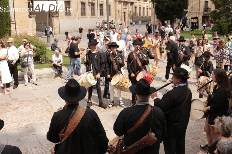 Concentración en la plaza de Anaya de los tamborileros participantes en el pasacalles de folclore charro por los barrios de salamanca