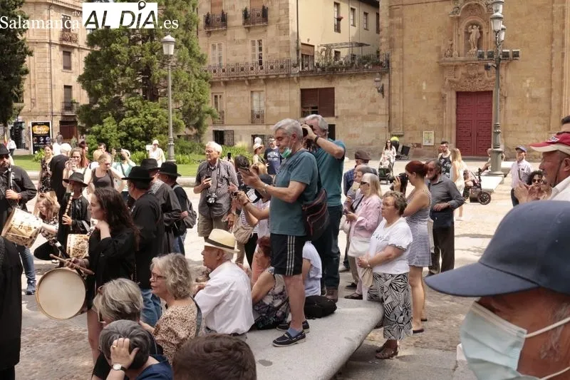 Concentración en la plaza de Anaya de los tamborileros participantes en el pasacalles de folclore charro por los barrios de salamanca