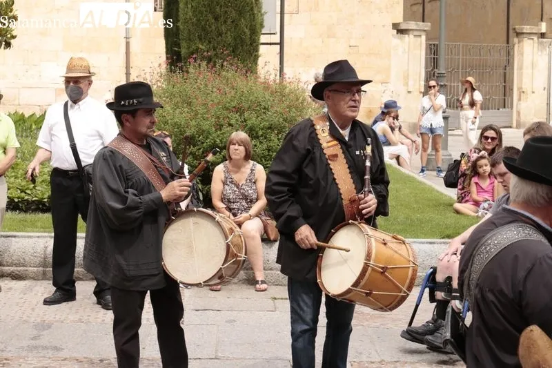 Concentración en la plaza de Anaya de los tamborileros participantes en el pasacalles de folclore charro por los barrios de salamanca