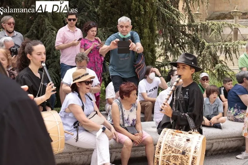Concentración en la plaza de Anaya de los tamborileros participantes en el pasacalles de folclore charro por los barrios de salamanca