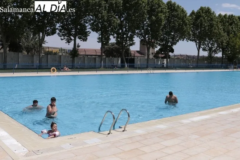 Imágenes de las piscinas municipales de Tejares esta mañana