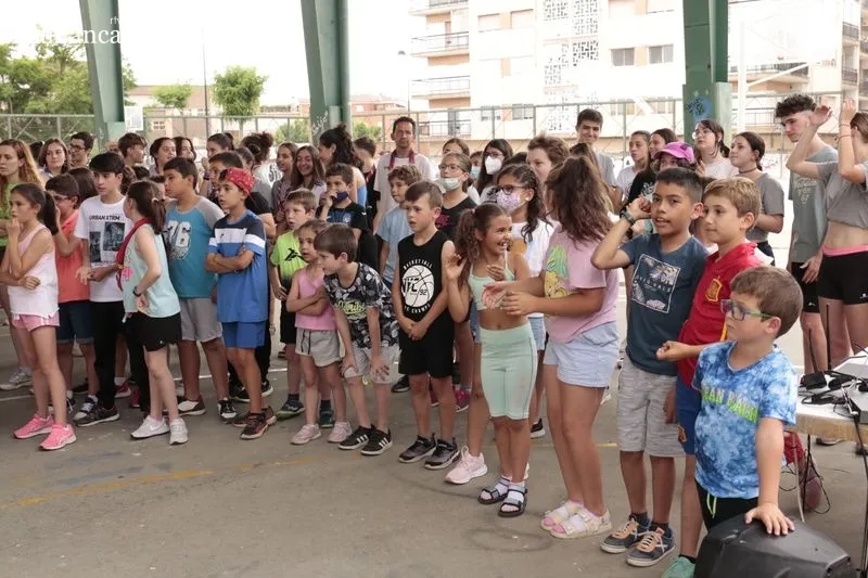 Niños y jóvenes se divierten con este un novedoso juego con hinchables