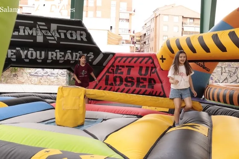 Niños y jóvenes se divierten con este un novedoso juego con hinchables