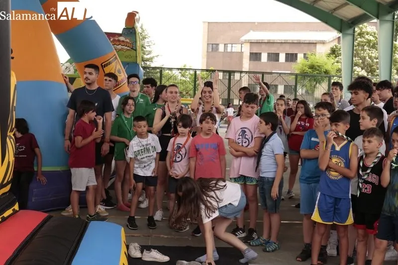Niños y jóvenes se divierten con este un novedoso juego con hinchables