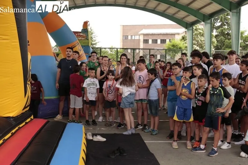 Niños y jóvenes se divierten con este un novedoso juego con hinchables