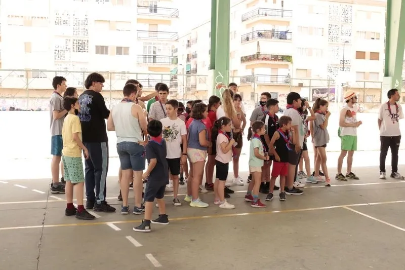 Niños y jóvenes se divierten con este un novedoso juego con hinchables
