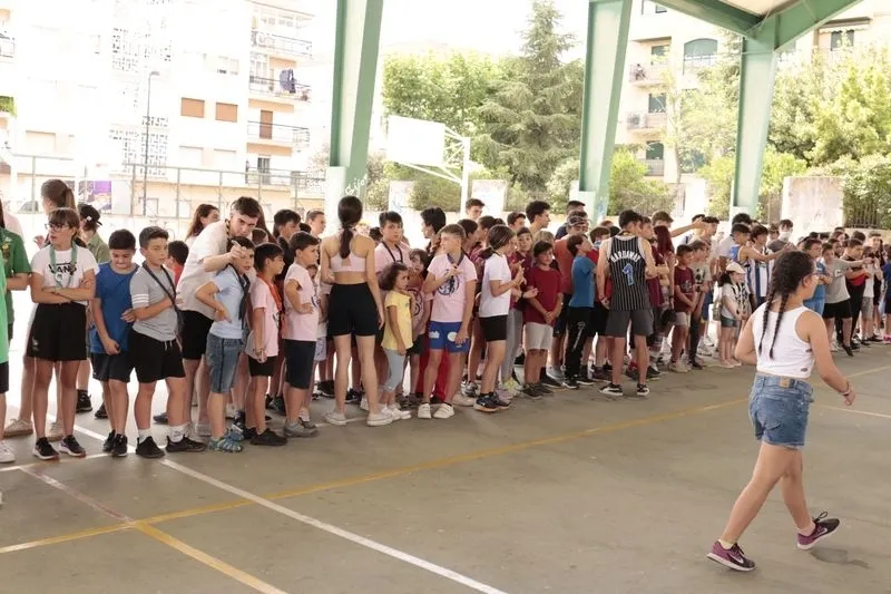 Niños y jóvenes se divierten con este un novedoso juego con hinchables