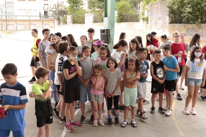 Niños y jóvenes se divierten con este un novedoso juego con hinchables