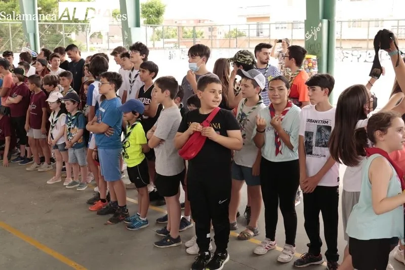 Niños y jóvenes se divierten con este un novedoso juego con hinchables
