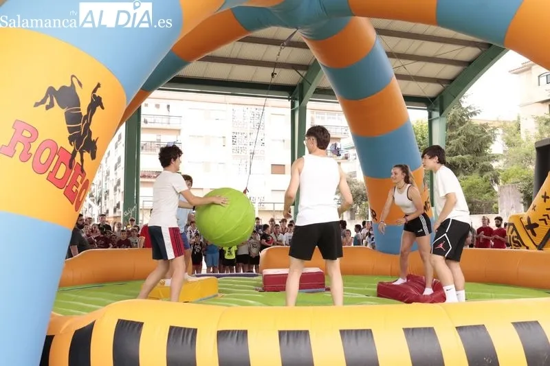 Niños y jóvenes se divierten con este un novedoso juego con hinchables