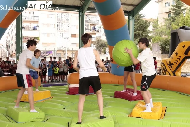 Niños y jóvenes se divierten con este un novedoso juego con hinchables