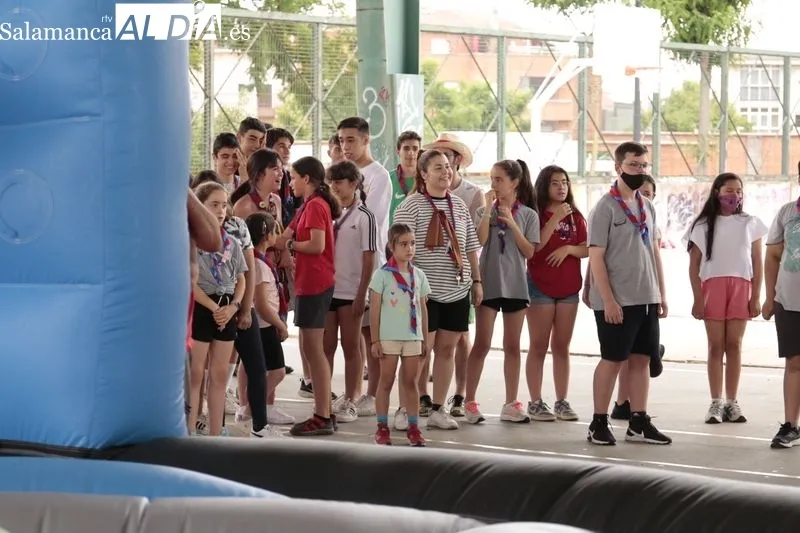 Niños y jóvenes se divierten con este un novedoso juego con hinchables