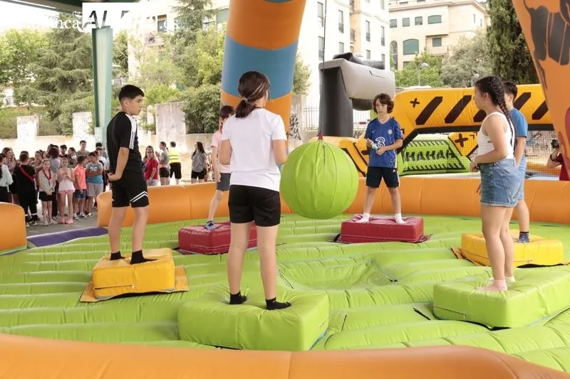Niños y jóvenes se divierten con este un novedoso juego con hinchables