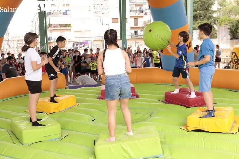 Niños y jóvenes se divierten con este un novedoso juego con hinchables