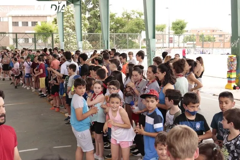 Niños y jóvenes se divierten con este un novedoso juego con hinchables