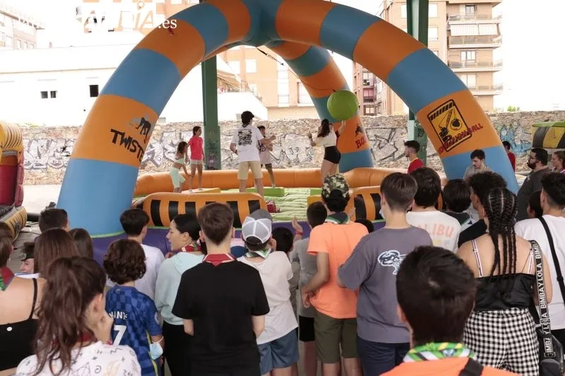 Niños y jóvenes se divierten con este un novedoso juego con hinchables