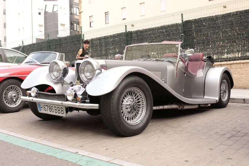 Participantes en la concentración y posterior recorrido de automóviles
