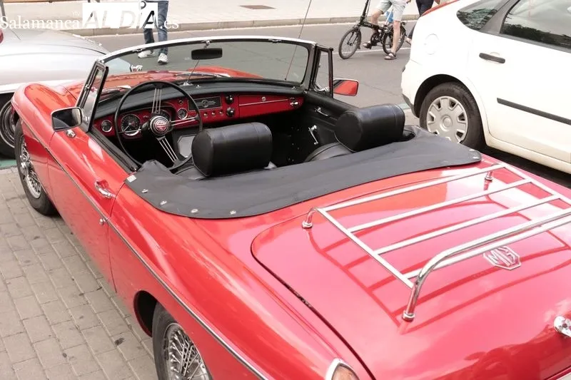 Participantes en la concentración y posterior recorrido de automóviles