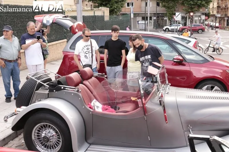 Participantes en la concentración y posterior recorrido de automóviles