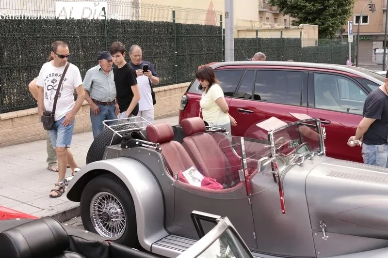 Participantes en la concentración y posterior recorrido de automóviles