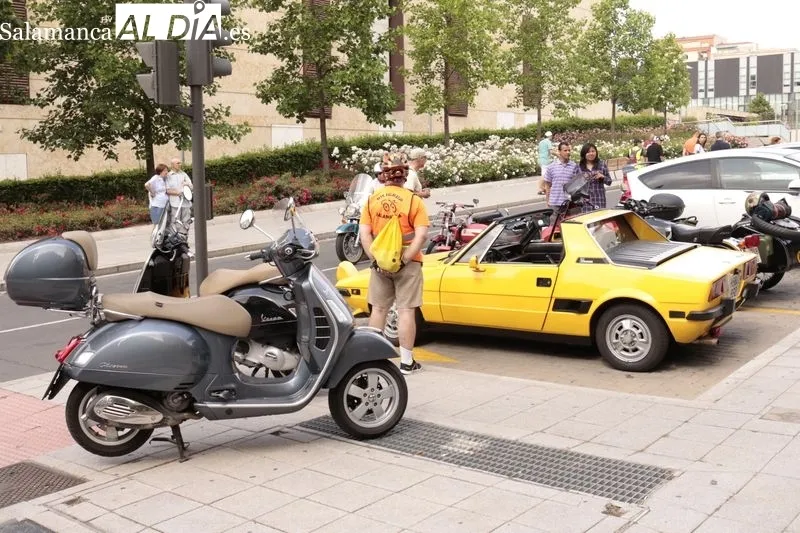 Participantes en la concentración y posterior recorrido de automóviles