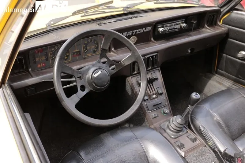 Participantes en la concentración y posterior recorrido de automóviles