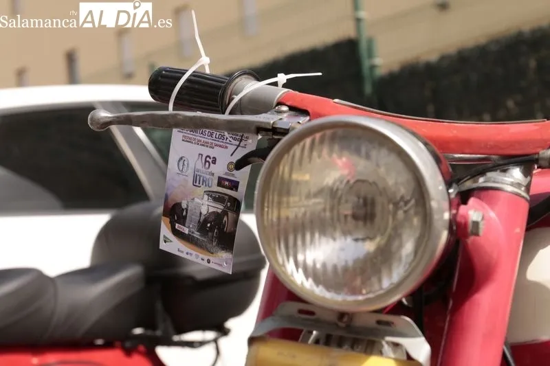 Participantes en la concentración y posterior recorrido de automóviles
