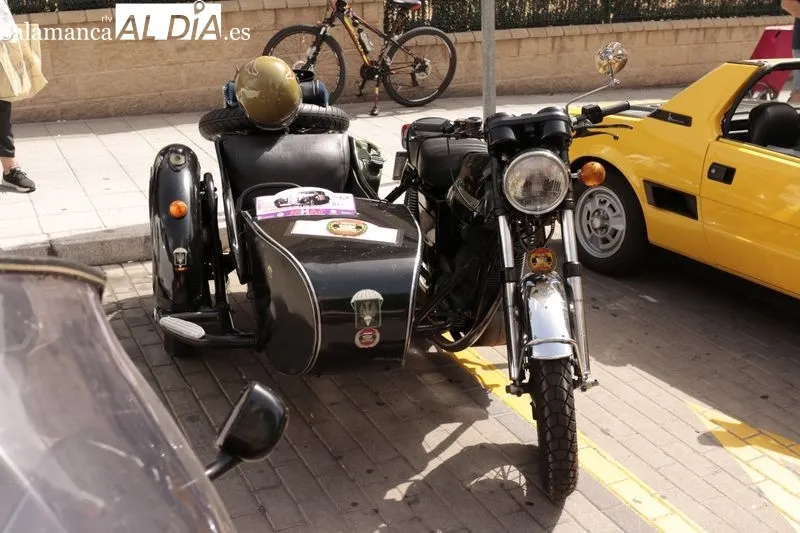 Participantes en la concentración y posterior recorrido de automóviles