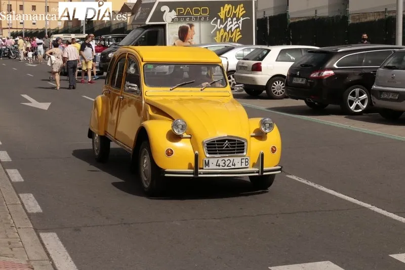 Participantes en la concentración y posterior recorrido de automóviles