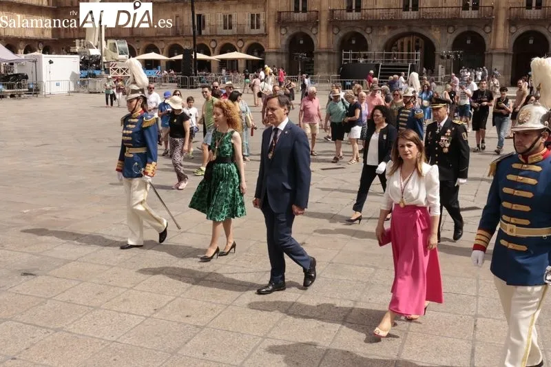 Comitiva de la Corporación municipal hacia la Catedral Nueva