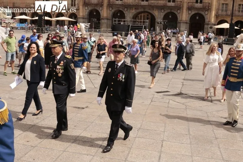 Comitiva de la Corporación municipal hacia la Catedral Nueva