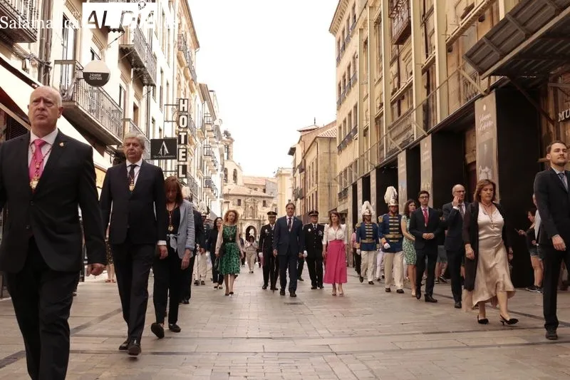 Comitiva de la Corporación municipal hacia la Catedral Nueva