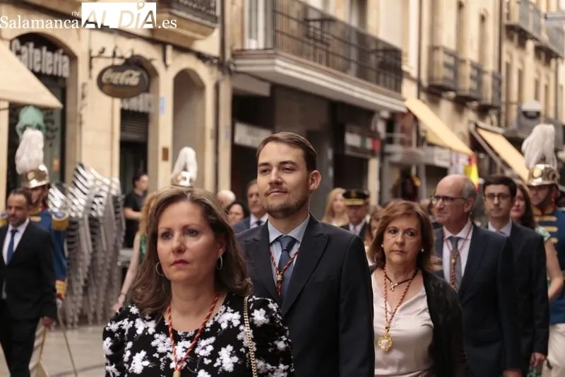 Comitiva de la Corporación municipal hacia la Catedral Nueva