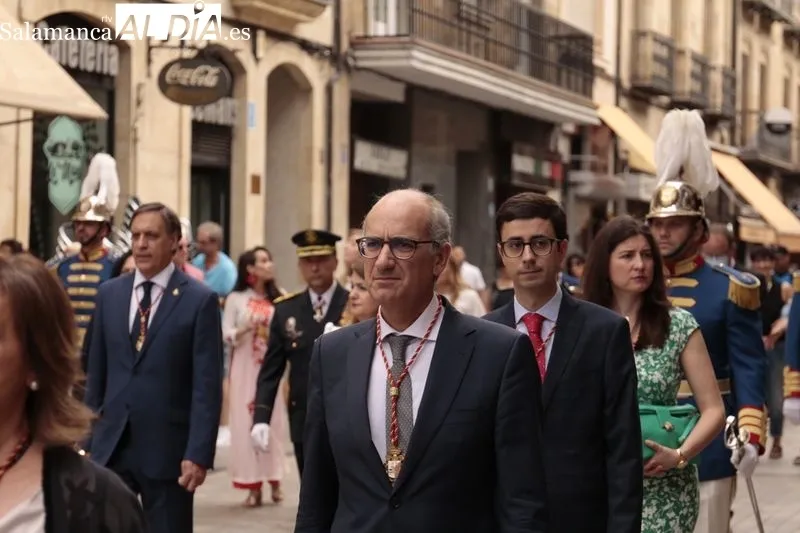 Comitiva de la Corporación municipal hacia la Catedral Nueva