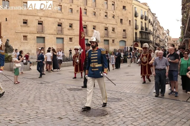 Comitiva de la Corporación municipal hacia la Catedral Nueva